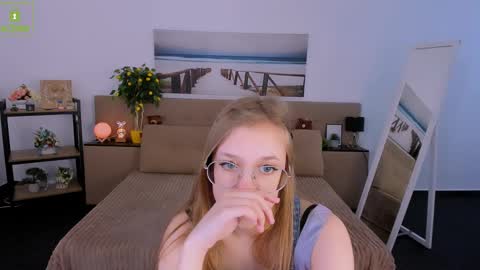 Snapshot of layriantavee chatting on 03.05.25 layriantavee online show from 03.05.25