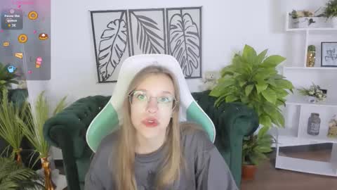 Snapshot of layriantavee chatting on 09.18.25 layriantavee online show from 09.18.25