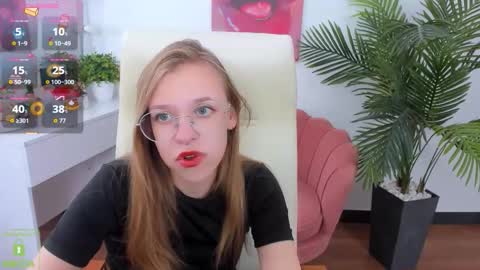 Snapshot of layriantavee chatting on 09.22.25 layriantavee online show from 09.22.25