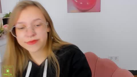 Snapshot of layriantavee chatting on 10.11.25 layriantavee online show from 10.11.25