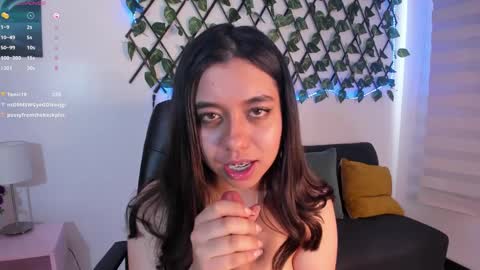 Snapshot of lea_velle chatting on 12.21.24 Lea Velle online show from 12.21.24