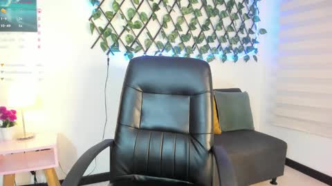 Snapshot of lea_velle chatting on 01.05.25 Lea Velle online show from 01.05.25