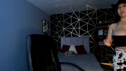 Snapshot of lea_velle chatting on 10.21.25 Lea Velle online show from 10.21.25