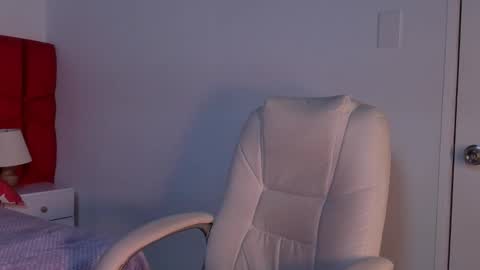 Snapshot of lea_velle chatting on 12.04.25 Lea Velle online show from 12.04.25