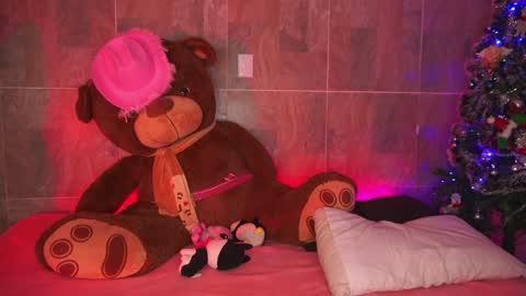 Snapshot of league_of_lovers2 chatting on 12.30.24 Vero Andy and Caius online show from 12.30.24