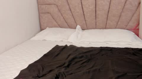 Snapshot of leahaltomm chatting on 10.29.25 leahaltomm online show from 10.29.25