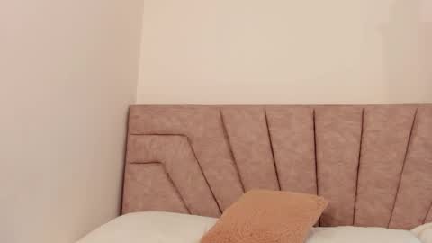 Snapshot of leahaltomm chatting on 11.19.25 leahaltomm online show from 11.19.25