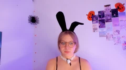 Snapshot of leazy_peasy chatting on 12.04.25 Ellie online show from 12.04.25