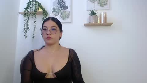 Snapshot of leena_rosee chatting on 05.25.26 leena_rosee online show from 05.25.26