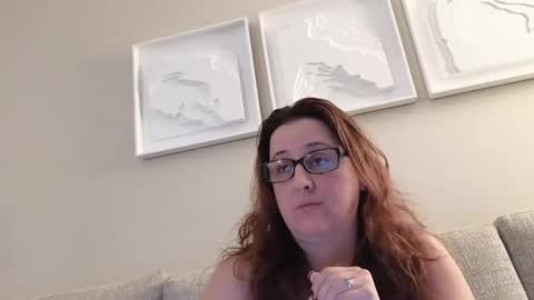 Snapshot of leesa__ chatting on 10.21.25 Leesa online show from 10.21.25