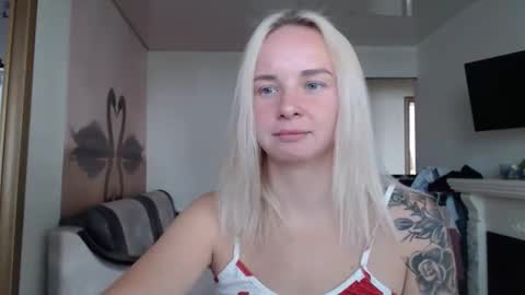 Snapshot of leggywily25 chatting on 09.23.25 leggywily25 online show from 09.23.25