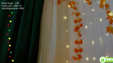 Snapshot of leia_bell chatting on 11.08.25 hey Im Leia and I love rock online show from 11.08.25