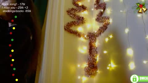 Snapshot of leia_bell chatting on 12.05.25 hey Im Leia and I love rock online show from 12.05.25