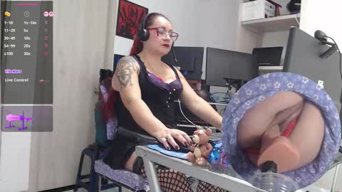 Snapshot of leidycrstnch21 chatting on 11.28.25 LeidyDi223 online show from 11.28.25