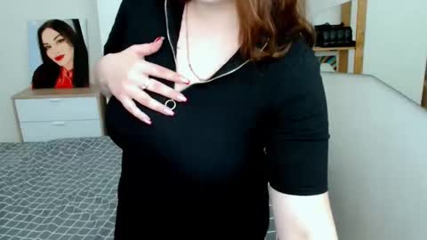 Snapshot of leila_beayte_ chatting on 03.12.25 Leila online show from 03.12.25