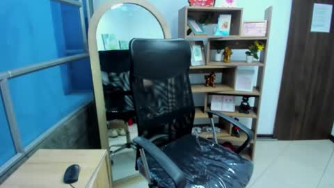 Snapshot of leilasmith_ chatting on 10.31.25 Leila online show from 10.31.25