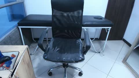 Snapshot of leilasmith_ chatting on 11.25.25 Leila online show from 11.25.25