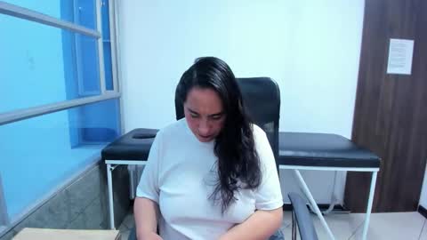 Snapshot of leilasmith_ chatting on 01.06.26 Leila online show from 01.06.26