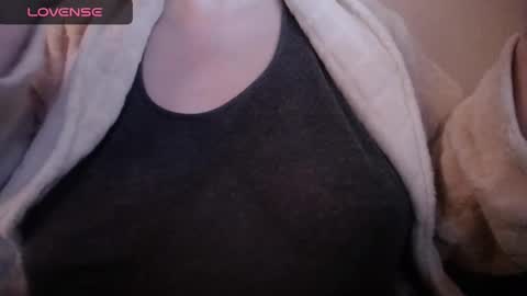 Snapshot of lenagolden chatting on 02.12.25 lenagolden online show from 02.12.25