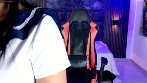 Snapshot of lenna_s chatting on 11.25.25 lenna_s online show from 11.25.25