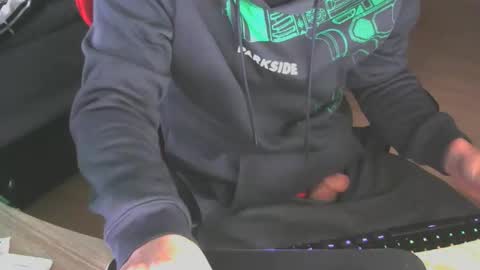 Snapshot of leon_97 chatting on 10.15.25 Lele 97 online show from 10.15.25