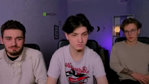 Snapshot of leon_lie chatting on 12.17.25 leo online show from 12.17.25