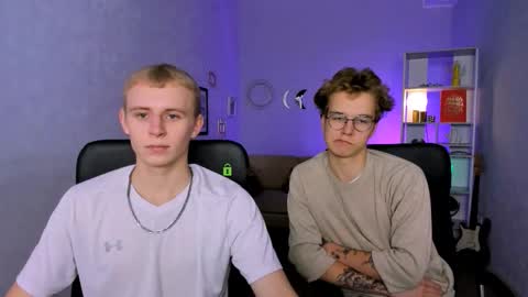 Snapshot of leon_lie chatting on 12.21.25 leo online show from 12.21.25