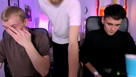 Snapshot of leon_lie chatting on 02.05.26 leo online show from 02.05.26