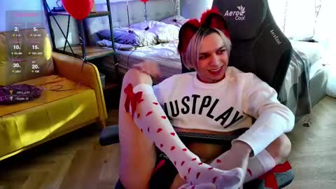 Snapshot of leon_yuugen chatting on 02.12.25 Leon online show from 02.12.25