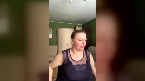 Snapshot of leona_tracie chatting on 06.17.26 Leona tracie online show from 06.17.26