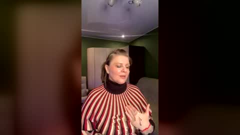 Snapshot of leona_tracie chatting on 06.18.26 Leona tracie online show from 06.18.26