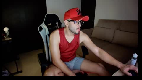 Snapshot of leonandresough chatting on 10.15.25 leonandresough online show from 10.15.25