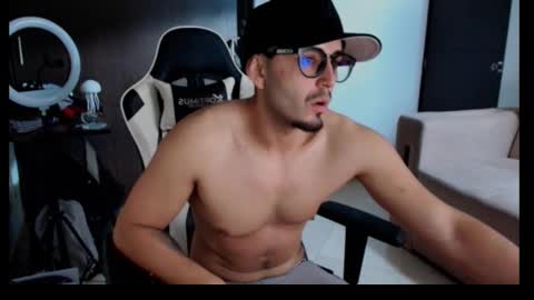 Snapshot of leonandresough chatting on 10.15.25 leonandresough online show from 10.15.25