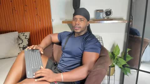 Snapshot of leonardo_jones1 chatting on 11.05.25 Leandro jones online show from 11.05.25