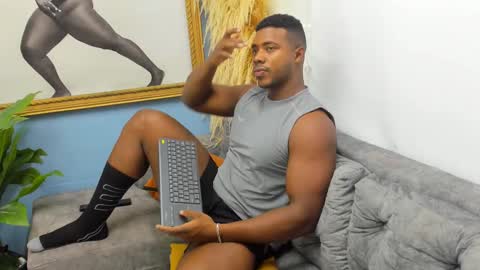 Snapshot of leonardo_jones1 chatting on 11.17.25 Leandro jones online show from 11.17.25