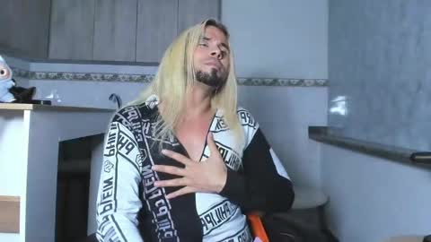 Snapshot of leonboom chatting on 03.12.25 Tom Rider online show from 03.12.25