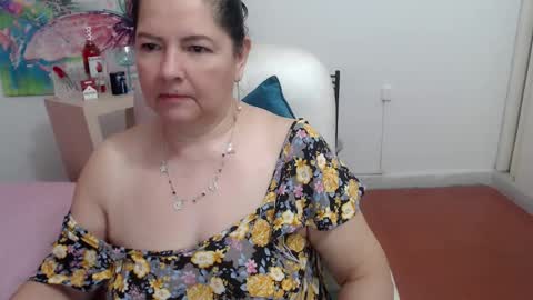 leonela   online show from 10.15.25