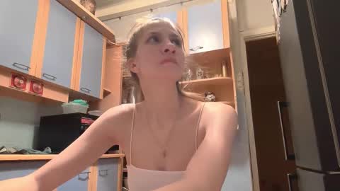 Snapshot of leonoragrabo chatting on 02.18.26 Mia online show from 02.18.26