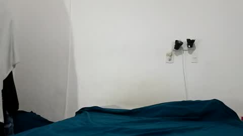 Snapshot of leoylola chatting on 10.12.25 Abril online show from 10.12.25