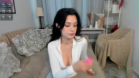 Snapshot of lesi_kiss chatting on 11.08.25 Bella online show from 11.08.25