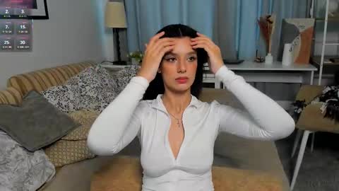 Snapshot of lesi_kiss chatting on 11.13.25 Bella online show from 11.13.25