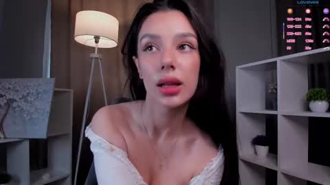 Snapshot of lesi_kiss chatting on 01.06.26 Bella online show from 01.06.26