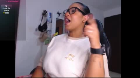Snapshot of leslycarsson chatting on 10.18.25 lesly online show from 10.18.25