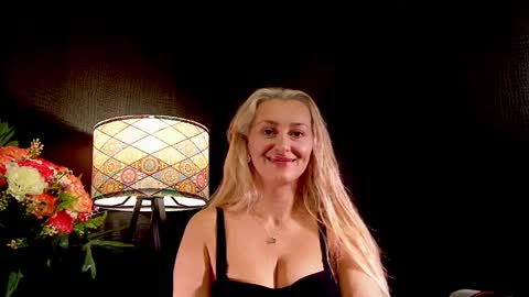 Snapshot of leticiareys chatting on 10.21.25 leticiareys online show from 10.21.25