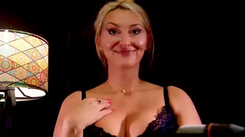 Snapshot of leticiareys chatting on 11.06.25 leticiareys online show from 11.06.25