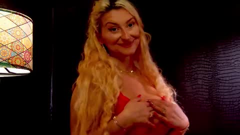 Snapshot of leticiareys chatting on 11.22.25 leticiareys online show from 11.22.25