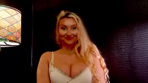 Snapshot of leticiareys chatting on 11.25.25 leticiareys online show from 11.25.25