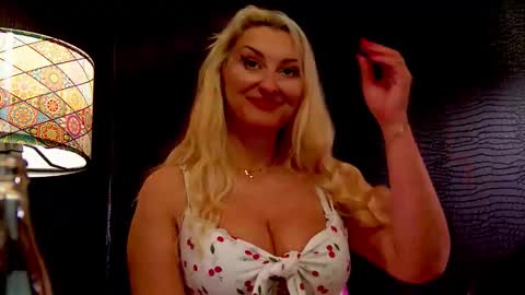 Snapshot of leticiareys chatting on 12.18.25 leticiareys online show from 12.18.25