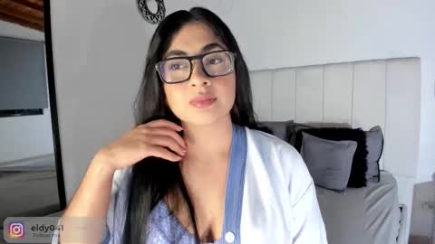 Snapshot of leticiaroldan chatting on 10.28.25 Leticia online show from 10.28.25