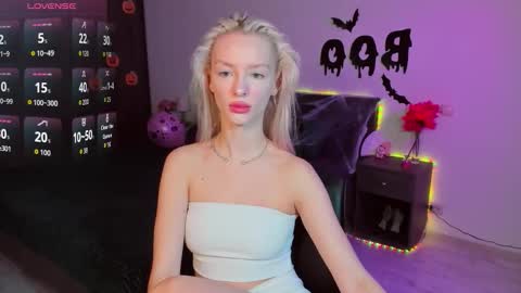 Snapshot of lexieblonde chatting on 10.20.25 lexieblonde online show from 10.20.25